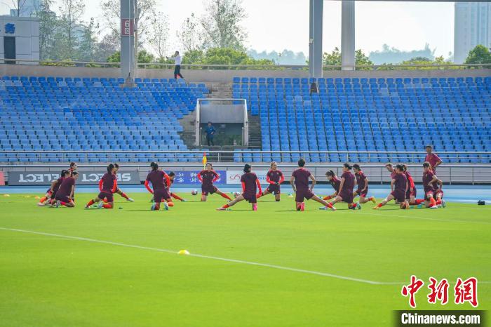 中国女足新任主帅米利西奇率队征战永川国际女