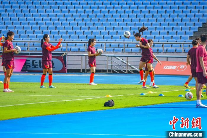 中国女足新任主帅米利西奇率队征战永川国际女