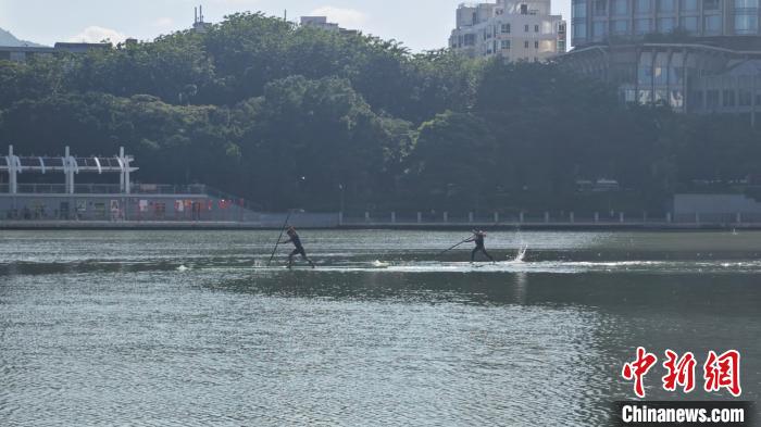 海南三亚训练场现真人版‘一苇渡江’，独竹漂
