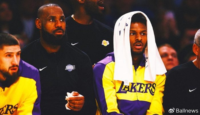 勒布朗·詹姆斯与21岁儿子同场征战季后赛